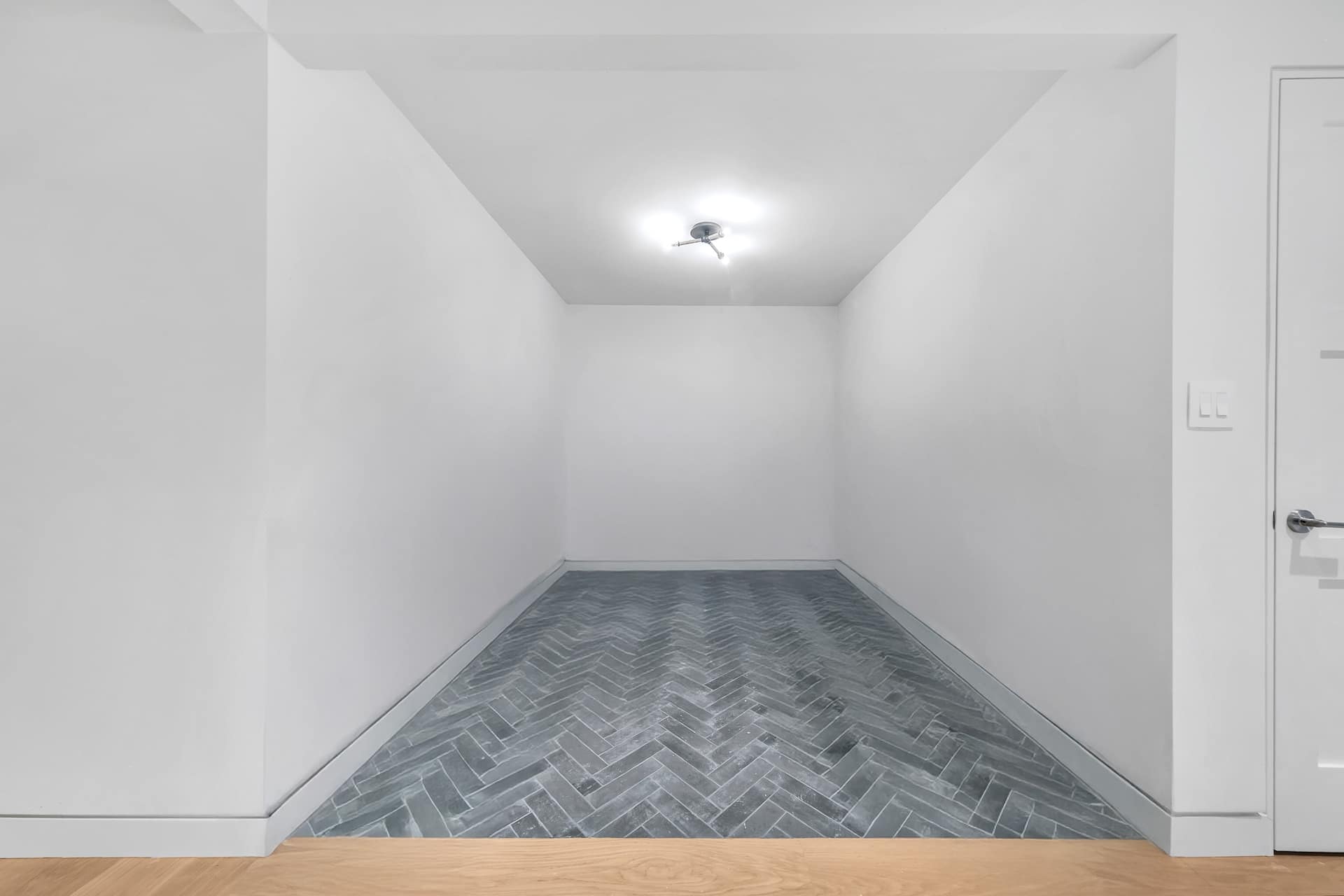 After: alcove cleaned with Listing Photo Finish object removal