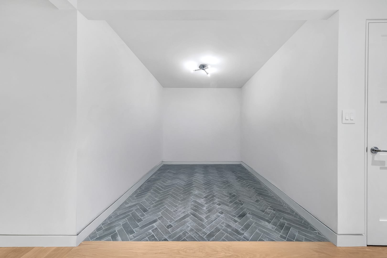 Same alcove after decluttering — clean usable space