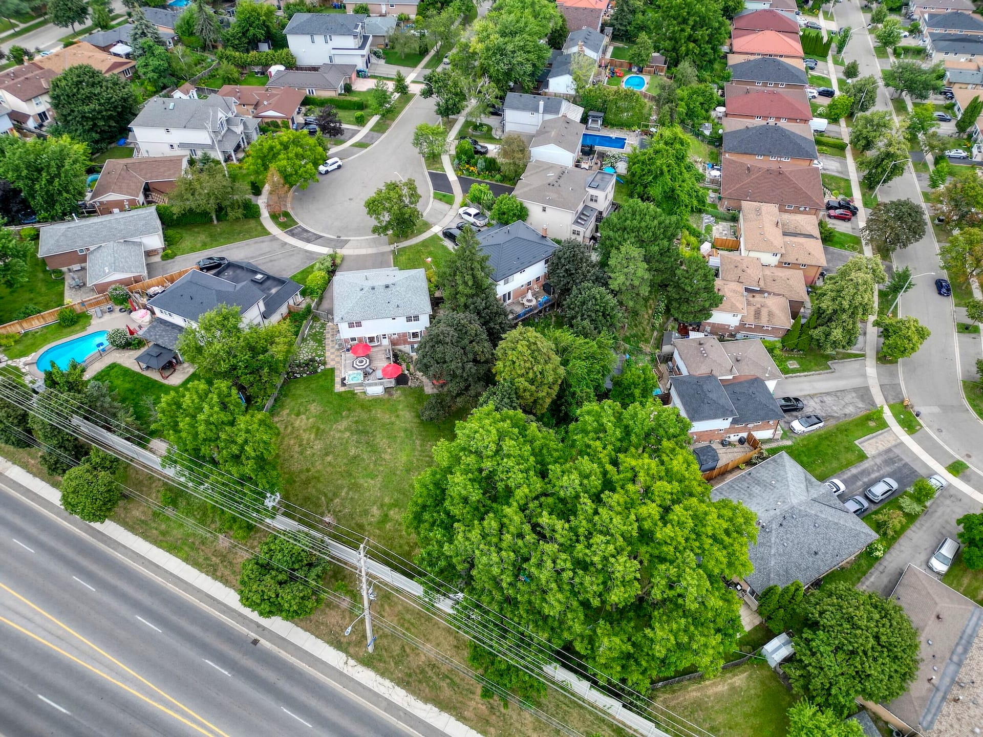 Bright GTA living and dining interior that earns buyer attention online