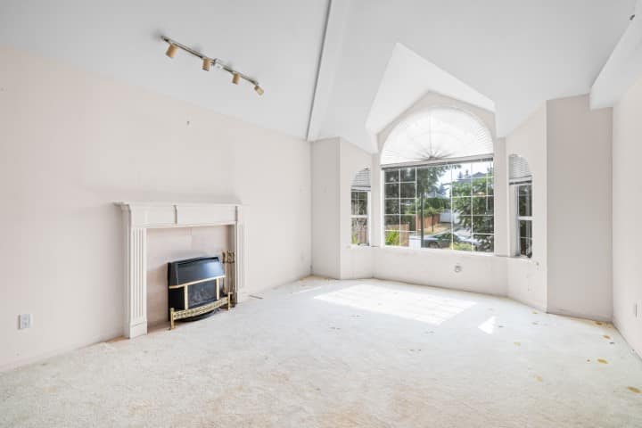 Vacant room before virtual staging for listing description support