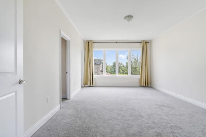 Second vacant room before staging