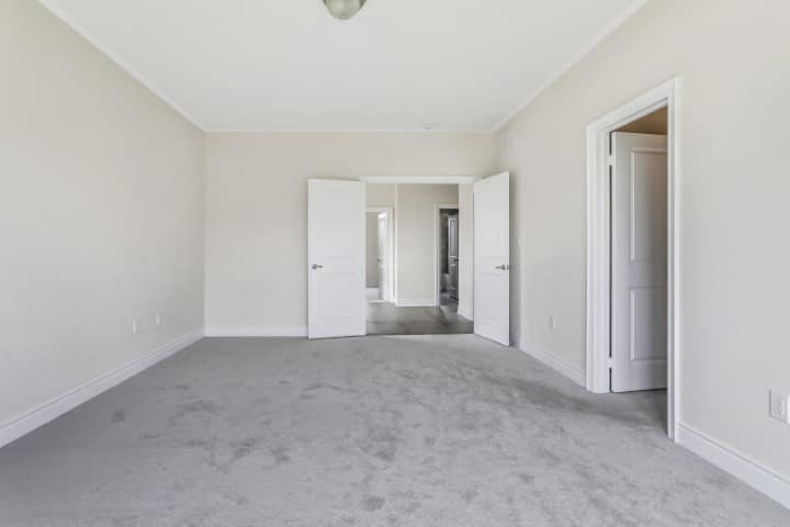 Second vacant interior before Virtual Staging
